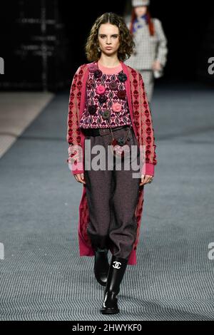 Paris, Frankreich. 08. März 2022. CHANEL Herbst/Winter 2022-23 Start- und Landebahn während der Paris Fashion Week - Paris, Frankreich. 08/03/2022 Credit: dpa/Alamy Live News Stockfoto