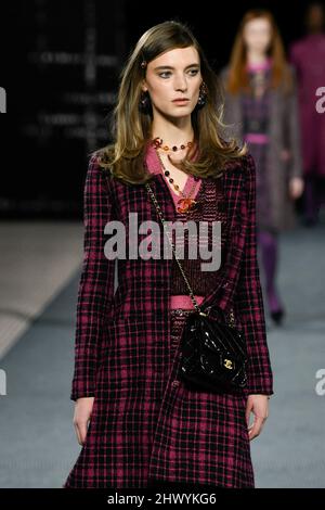 Paris, Frankreich. 08. März 2022. CHANEL Herbst/Winter 2022-23 Start- und Landebahn während der Paris Fashion Week - Paris, Frankreich. 08/03/2022 Credit: dpa/Alamy Live News Stockfoto