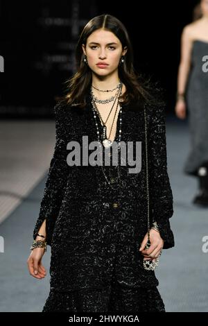 Paris, Frankreich. 08. März 2022. CHANEL Herbst/Winter 2022-23 Start- und Landebahn während der Paris Fashion Week - Paris, Frankreich. 08/03/2022 Credit: dpa/Alamy Live News Stockfoto