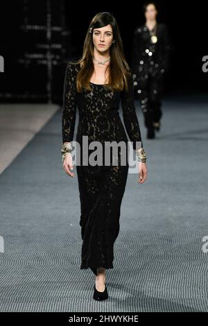 Paris, Frankreich. 08. März 2022. CHANEL Herbst/Winter 2022-23 Start- und Landebahn während der Paris Fashion Week - Paris, Frankreich. 08/03/2022 Credit: dpa/Alamy Live News Stockfoto