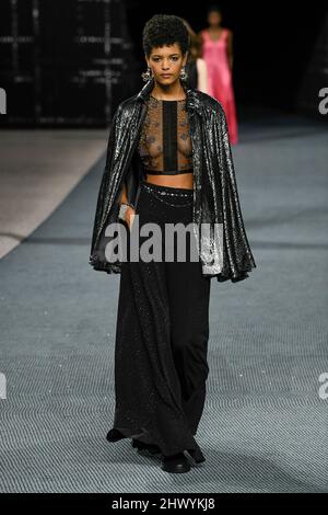 Paris, Frankreich. 08. März 2022. CHANEL Herbst/Winter 2022-23 Start- und Landebahn während der Paris Fashion Week - Paris, Frankreich. 08/03/2022 Credit: dpa/Alamy Live News Stockfoto