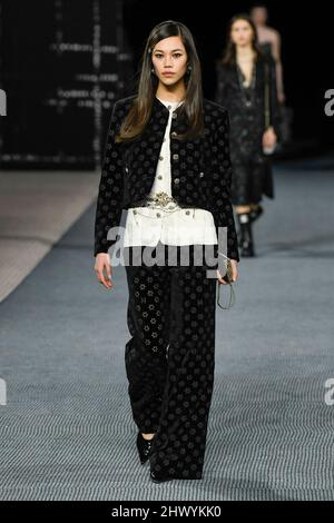 Paris, Frankreich. 08. März 2022. CHANEL Herbst/Winter 2022-23 Start- und Landebahn während der Paris Fashion Week - Paris, Frankreich. 08/03/2022 Credit: dpa/Alamy Live News Stockfoto