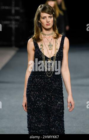 Paris, Frankreich. 08. März 2022. CHANEL Herbst/Winter 2022-23 Start- und Landebahn während der Paris Fashion Week - Paris, Frankreich. 08/03/2022 Credit: dpa/Alamy Live News Stockfoto