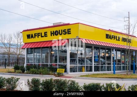 JEFFERSON, LA, USA - 3. MÄRZ 2022: Waffle House Restaurant am Jefferson Highway in einem Vorort von New Orleans Stockfoto