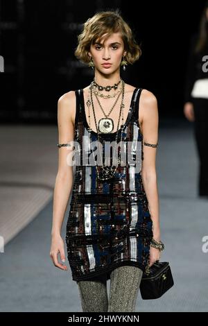 Paris, Frankreich. 08. März 2022. CHANEL Herbst/Winter 2022-23 Start- und Landebahn während der Paris Fashion Week - Paris, Frankreich. 08/03/2022 Credit: dpa/Alamy Live News Stockfoto
