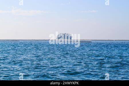 Schöne Aussicht auf den Chera Dwip, Bangladesch. Das kristallklare Meerwasser, die Felsen und die Sonne gruppieren sich zu einer atemberaubenden Landschaft. Landschaftlich schöner Blick auf die Anlage. Stockfoto