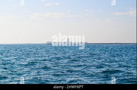 Schöne Aussicht auf den Chera Dwip, Bangladesch. Das kristallklare Meerwasser, die Felsen und die Sonne gruppieren sich zu einer atemberaubenden Landschaft. Landschaftlich schöner Blick auf die Anlage. Stockfoto