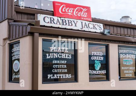 JEFFERSON, LA, USA - 3. MÄRZ 2022: Beliebtes Crabby Jack's Restaurant direkt außerhalb von New Orleans am Jefferson Highway Stockfoto