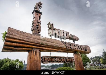 Carved Welcome to Port Hardy Schild, Port Hardy, Vancouver Island, British Columbia, Kanada Stockfoto