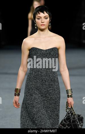 Paris, Frankreich. 08. März 2022. CHANEL Herbst/Winter 2022-23 Start- und Landebahn während der Paris Fashion Week - Paris, Frankreich. 08/03/2022 Credit: dpa/Alamy Live News Stockfoto