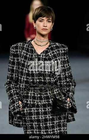 Paris, Frankreich. 08. März 2022. CHANEL Herbst/Winter 2022-23 Start- und Landebahn während der Paris Fashion Week - Paris, Frankreich. 08/03/2022 Credit: dpa/Alamy Live News Stockfoto