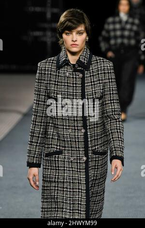 Paris, Frankreich. 08. März 2022. CHANEL Herbst/Winter 2022-23 Start- und Landebahn während der Paris Fashion Week - Paris, Frankreich. 08/03/2022 Credit: dpa/Alamy Live News Stockfoto