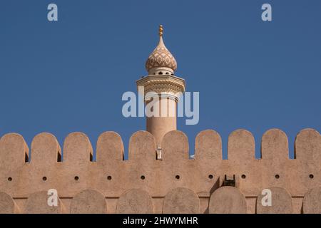 Minarett einer Moschee in der Nähe von Nizwa Fort in Oman Stockfoto