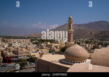 Minarett einer Moschee in der Nähe von Nizwa Fort in Oman Stockfoto