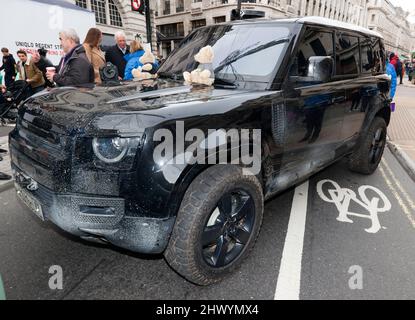 Drei Viertel Vorderansicht eines der Land Rover Defender Stunt Fahrzeuge, die in No Time to die verwendet wurden, auf dem Regents Street Motor Show 2021 Stockfoto