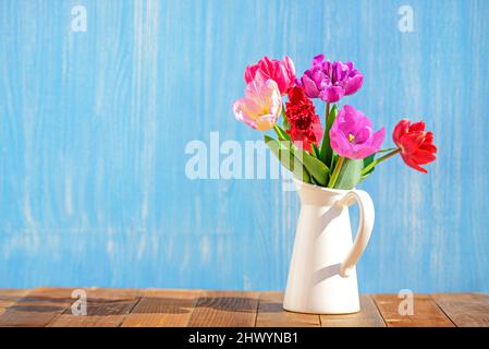 Tulpen Blumenstrauß in Vase, bunte Tulpen Blumen Frühling Hintergrund Stockfoto