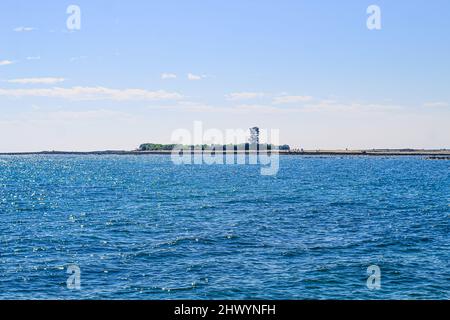 Schöne Aussicht auf den Chera Dwip, Bangladesch. Das kristallklare Meerwasser, die Felsen und die Sonne gruppieren sich zu einer atemberaubenden Landschaft. Landschaftlich schöner Blick auf die Anlage. Stockfoto