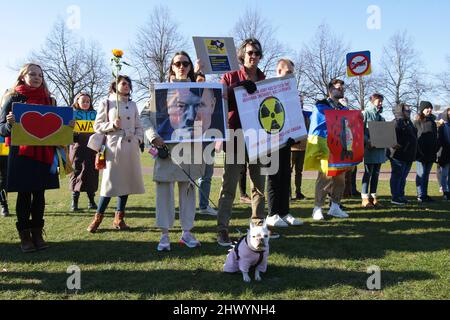 Amsterdam, Niederlande. 08. März 2022. Am 8. März 2022 versammeln sich Menschen vor dem Generalkonsulat der Vereinigten Staaten auf dem Museumplein in Amsterdam, Niederlande, um den Internationalen Frauentag zu unterstützen. Die Zahl der Flüchtlinge, die vor der russischen Invasion fliehen über zwei Millionen, eine Million Frauen und Kinder sind aus der Ukraine geflohen, um dem Krieg zu entkommen, berichtete das byÊUNHCR-UN-Flüchtlingshilfswerk. (Foto von Paulo Amorim/Sipa USA) Quelle: SIPA USA/Alamy Live News Stockfoto