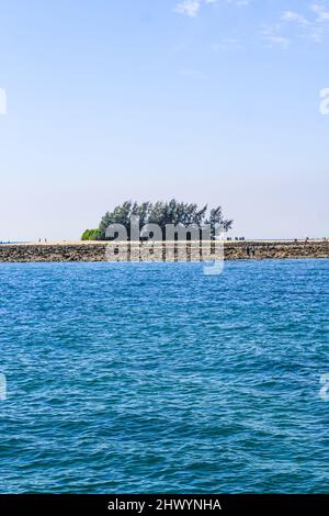 Schöne Aussicht auf den Chera Dwip, Bangladesch. Das kristallklare Meerwasser, die Felsen und die Sonne gruppieren sich zu einer atemberaubenden Landschaft. Landschaftlich schöner Blick auf die Anlage. Stockfoto