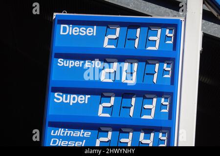 Die Gaspreise für Diesel und Superbenzin in Deutschland sind 2022 auf dem höchsten Niveau Stockfoto