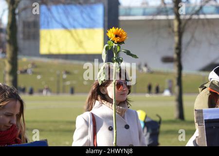 Amsterdam, Niederlande. 08. März 2022. Frauen protestieren für den Internationalen Frauentag am 8. März 2022 vor dem Generalkonsulat der Vereinigten Staaten auf dem Museumplein in Amsterdam, Niederlande. Die Zahl der Flüchtlinge, die vor der russischen Invasion fliehen über zwei Millionen, eine Million Frauen und Kinder sind aus der Ukraine geflohen, um dem Krieg zu entkommen, berichtete das byÊUNHCR-UN-Flüchtlingshilfswerk. (Foto von Paulo Amorim/Sipa USA) Quelle: SIPA USA/Alamy Live News Stockfoto