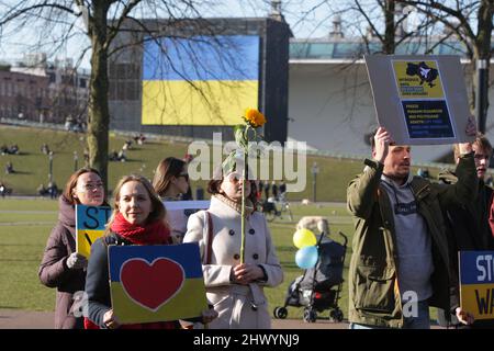 Amsterdam, Niederlande. 08. März 2022. Am 8. März 2022 versammeln sich Menschen vor dem Generalkonsulat der Vereinigten Staaten auf dem Museumplein in Amsterdam, Niederlande, um den Internationalen Frauentag zu unterstützen. Die Zahl der Flüchtlinge, die vor der russischen Invasion fliehen über zwei Millionen, eine Million Frauen und Kinder sind aus der Ukraine geflohen, um dem Krieg zu entkommen, berichtete das byÊUNHCR-UN-Flüchtlingshilfswerk. (Foto von Paulo Amorim/Sipa USA) Quelle: SIPA USA/Alamy Live News Stockfoto