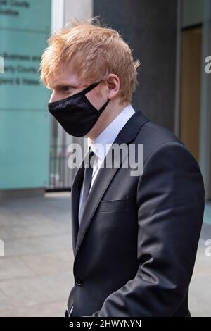 Ed Sheeran verlässt das Rolls Building, High Court im Zentrum von London, wo er wegen seines 2017 erspielten Songs „Shape of You“ Klage einbringt, nachdem die Songwriter Sami Chokri und Ross O'Donoghue behauptet hatten, dass der Song Teile eines ihrer Songs verletzt. Der Sänger begann am Montag, Live-Beweise zu liefern, als er leugnete, dass er sich Ideen von unbekannten Songwritern „leiht“. Bilddatum: Dienstag, 8. März 2022. Stockfoto
