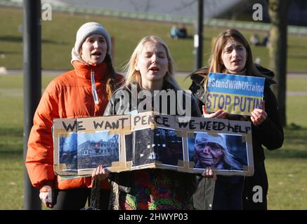 Amsterdam, Niederlande. 08. März 2022. Frauen protestieren für den Internationalen Frauentag am 8. März 2022 vor dem Generalkonsulat der Vereinigten Staaten auf dem Museumplein in Amsterdam, Niederlande. Die Zahl der Flüchtlinge, die vor der russischen Invasion fliehen über zwei Millionen, eine Million Frauen und Kinder sind aus der Ukraine geflohen, um dem Krieg zu entkommen, berichtete das byÊUNHCR-UN-Flüchtlingshilfswerk. (Foto von Paulo Amorim/Sipa USA) Quelle: SIPA USA/Alamy Live News Stockfoto