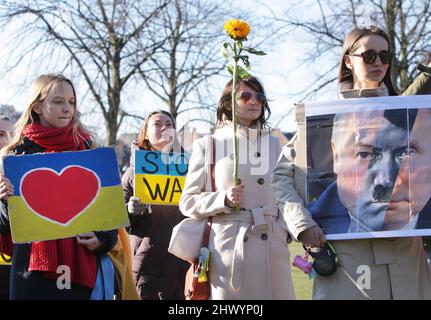 Amsterdam, Niederlande. 08. März 2022. Frauen protestieren für den Internationalen Frauentag am 8. März 2022 vor dem Generalkonsulat der Vereinigten Staaten auf dem Museumplein in Amsterdam, Niederlande. Die Zahl der Flüchtlinge, die vor der russischen Invasion fliehen über zwei Millionen, eine Million Frauen und Kinder sind aus der Ukraine geflohen, um dem Krieg zu entkommen, berichtete das byÊUNHCR-UN-Flüchtlingshilfswerk. (Foto von Paulo Amorim/Sipa USA) Quelle: SIPA USA/Alamy Live News Stockfoto