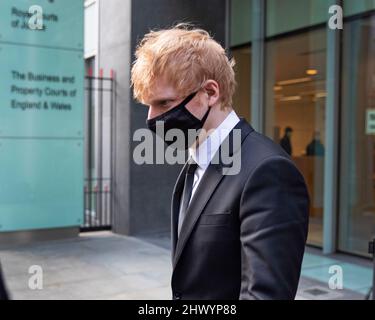 Ed Sheeran verlässt das Rolls Building, High Court im Zentrum von London, wo er wegen seines 2017 erspielten Songs „Shape of You“ Klage einbringt, nachdem die Songwriter Sami Chokri und Ross O'Donoghue behauptet hatten, dass der Song Teile eines ihrer Songs verletzt. Der Sänger begann am Montag, Live-Beweise zu liefern, als er leugnete, dass er sich Ideen von unbekannten Songwritern „leiht“. Bilddatum: Dienstag, 8. März 2022. Stockfoto