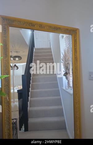 Blick auf die Treppe im Wandspiegel Stockfoto