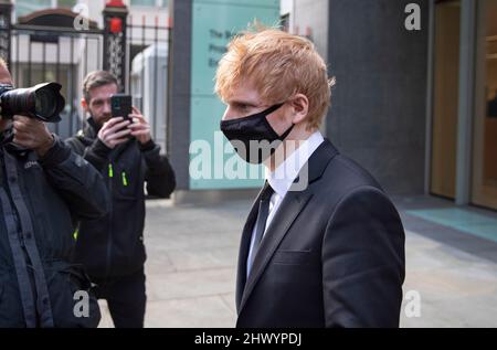 Ed Sheeran verlässt das Rolls Building, High Court im Zentrum von London, wo er wegen seines 2017 erspielten Songs „Shape of You“ Klage einbringt, nachdem die Songwriter Sami Chokri und Ross O'Donoghue behauptet hatten, dass der Song Teile eines ihrer Songs verletzt. Der Sänger begann am Montag, Live-Beweise zu liefern, als er leugnete, dass er sich Ideen von unbekannten Songwritern „leiht“. Bilddatum: Dienstag, 8. März 2022. Stockfoto