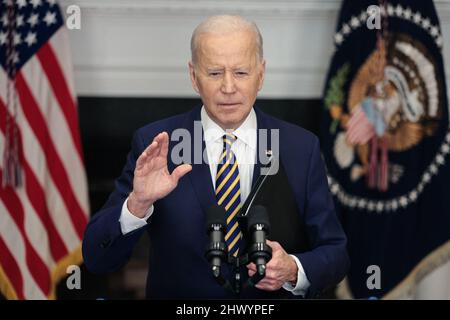 Präsident Joe Biden kündigt im Roosevelt Room des Weißen Hauses am 8. März 2022 in Washington, DC, Maßnahmen an, um Russland weiterhin für seinen Krieg gegen die Ukraine zur Verantwortung zu ziehen. Die Regierung Biden hat den Angriff Russlands auf die Ukraine als „unprovoziert und ungerechtfertigt“ bezeichnet. (Foto von Oliver Contreras/Pool/ABACAPRESS.COM) Stockfoto