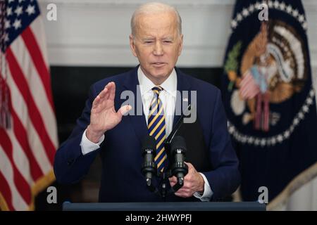 Präsident Joe Biden kündigt im Roosevelt Room des Weißen Hauses am 8. März 2022 in Washington, DC, Maßnahmen an, um Russland weiterhin für seinen Krieg gegen die Ukraine zur Verantwortung zu ziehen. Die Regierung Biden hat den Angriff Russlands auf die Ukraine als „unprovoziert und ungerechtfertigt“ bezeichnet. (Foto von Oliver Contreras/Pool/ABACAPRESS.COM) Stockfoto
