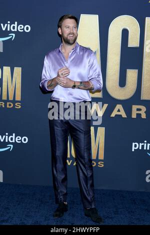 LAS VEGAS – 7. MÄRZ: Charles Kelley bei den Academy of Country Music Awards 2022 kommt am 7. März 2022 in Las Vegas, NV, im Allegient Stadium an (Foto: Katrina Jordan/Sipa USA) Stockfoto