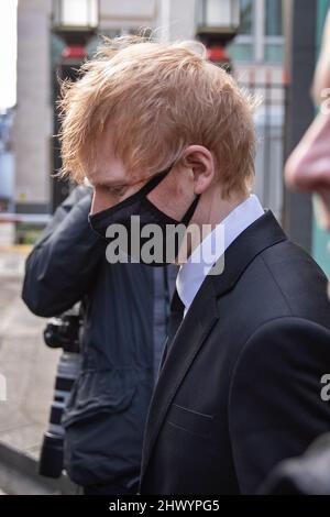 Ed Sheeran verlässt das Rolls Building, High Court im Zentrum von London, wo er wegen seines 2017 erspielten Songs „Shape of You“ Klage einbringt, nachdem die Songwriter Sami Chokri und Ross O'Donoghue behauptet hatten, dass der Song Teile eines ihrer Songs verletzt. Der Sänger begann am Montag, Live-Beweise zu liefern, als er leugnete, dass er sich Ideen von unbekannten Songwritern „leiht“. Bilddatum: Dienstag, 8. März 2022. Stockfoto