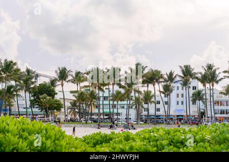 Miami Beach, USA - 10. September 2019: Ocean Drive in Miami Beach bei Sonnenuntergang. Skyline der Stadt mit Palmen in der Abenddämmerung. Art déco am South Beach Stockfoto