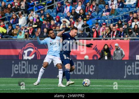 5. März 2022: Der FC Dallas-Stürmer Jesus Ferreira (10) und der Mittelfeldspieler der New England Revolution Thomas McNamara (26) kämpfen während des MLS-Spiels zwischen dem FC Dallas und der New England Revolution im Gillette Stadium in Foxborough Massachusetts um den Ball. Neuengland besiegt Dallas 1-0. Eric Canha/CSM während des MLS-Spiels zwischen dem FC Dallas und der New England Revolution im Gillette Stadium in Foxborough Massachusetts. Eric Canha/CSM Stockfoto