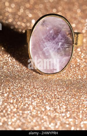 Böhmischer goldener Ring mit purpurrotem, rauem, natürlichem Amethyst-Stein. Stockfoto