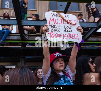 Frau mit einem Banner beim Streik zum Internationalen Frauentag 8M - Santiago, Chile - 08. März 2020 Stockfoto