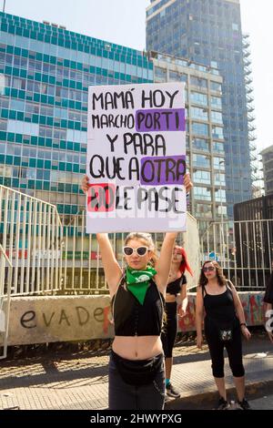 Frau zeigt ein Banner beim Streik zum Internationalen Frauentag 8M - Santiago, Chile - 08. März 2020 Stockfoto