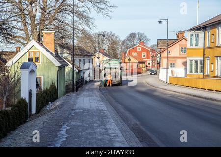 Müllwagen sammelt Müll in malmkoping, flen, schweden Stockfoto