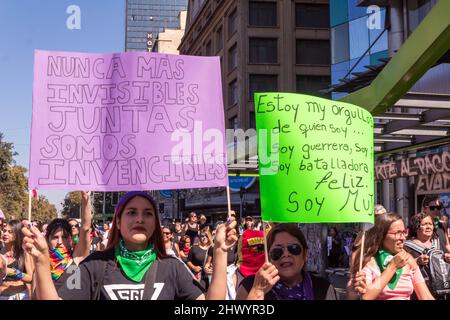 Frauen zeigen ein Banner beim Streik zum Internationalen Frauentag 8M - Santiago, Chile - 08. März 2020 Stockfoto