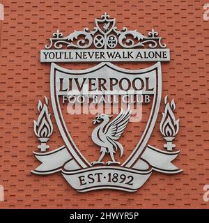 Liverpool, Großbritannien. 08. März 2022. Liverpool-Emblem bei Anfield in Liverpool, Vereinigtes Königreich am 3/8/2022. (Foto von Mark Cosgrove/News Images/Sipa USA) Quelle: SIPA USA/Alamy Live News Stockfoto