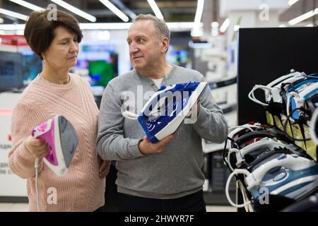 Europäische Ehegatten im reifen Alter wählen ein Eisen Stockfoto