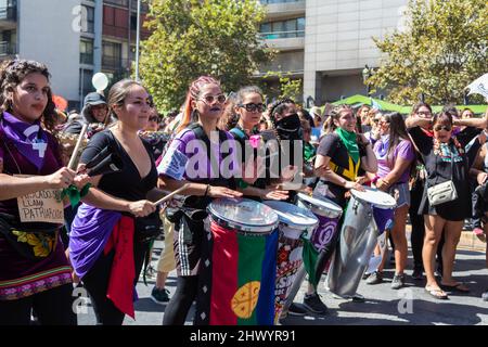 Frauen spielen Snare Drums beim International Women's Day 8M Strike - Santiago, Chile - 08. März 2020 Stockfoto