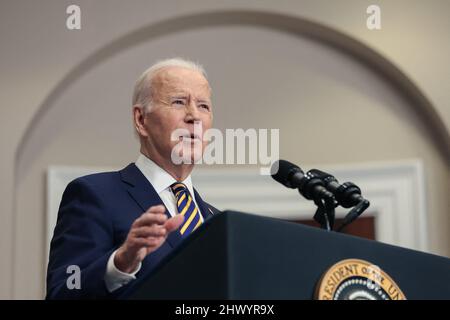 Präsident Joe Biden kündigt im Roosevelt Room des Weißen Hauses am 8. März 2022 in Washington, DC, Maßnahmen an, um Russland weiterhin für seinen Krieg gegen die Ukraine zur Verantwortung zu ziehen. Die Regierung Biden hat den Angriff Russlands auf die Ukraine als „unprovoziert und ungerechtfertigt“ bezeichnet. (Foto von Oliver Contreras/Pool/ABACAPRESS.COM) Stockfoto