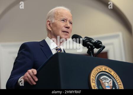 Präsident Joe Biden kündigt im Roosevelt Room des Weißen Hauses am 8. März 2022 in Washington, DC, Maßnahmen an, um Russland weiterhin für seinen Krieg gegen die Ukraine zur Verantwortung zu ziehen. Die Regierung Biden hat den Angriff Russlands auf die Ukraine als „unprovoziert und ungerechtfertigt“ bezeichnet. (Foto von Oliver Contreras/Pool/ABACAPRESS.COM) Stockfoto