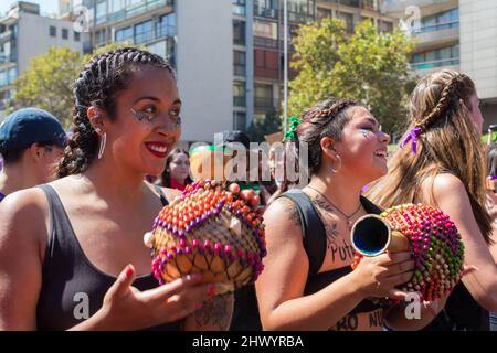 Frauenintervention beim Streik zum Internationalen Frauentag 8M - Santiago, Chile - 08. März 2020 Stockfoto