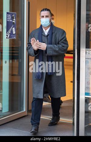 Sami Chokri verlässt das Rolls Building am High Court in London. Sänger Ed Sheeran hat wegen seines 2017 erspielten Songs „Shape of You“ gerichtliche Schritte eingeleitet, nachdem die Songwriter Sami Chokri und Ross O'Donoghue behaupteten, dass der Song Teile eines ihrer Songs verletzt. Bilddatum: Dienstag, 8. März 2022. Stockfoto